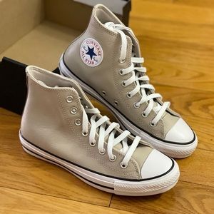 Converse Chuck Taylor CATS Pro leather hightop
Allstar Tan Creamy baby grey